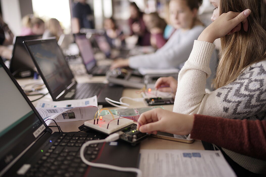 Foto  (Universität Paderborn): Die Teilnehmerinnen konnten zahlreiche Eindrücke zu MINT-Studienfächern sammeln: Hier basteln sie eine elektrische Schaltung.