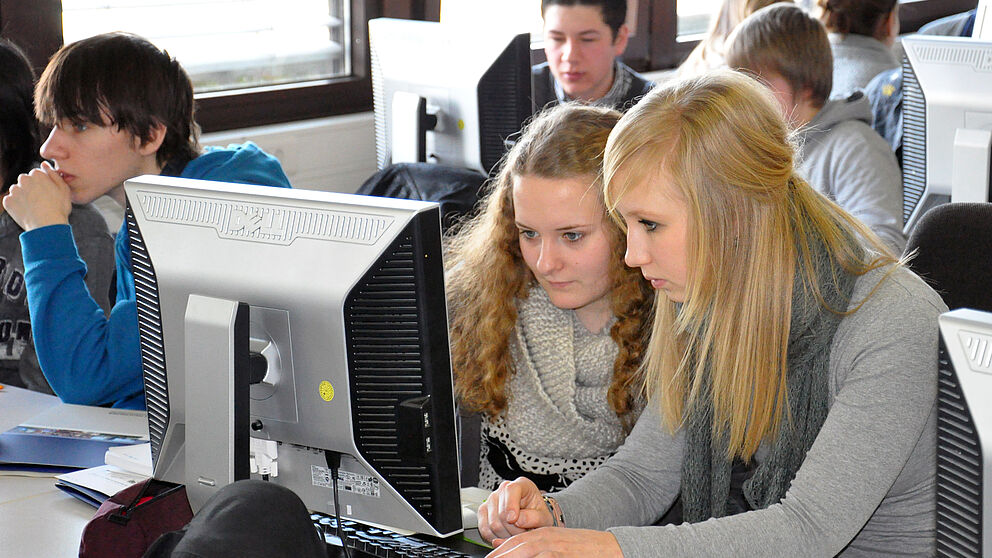 Foto (Universität Paderborn, Kathrin Bittner): Schülerinnen und Schüler beim Lösen von Aufgaben in einem Workshop der Informatik.