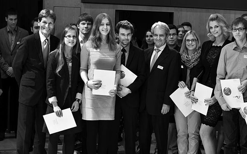 Gruppenfoto von Studierenden, die ein Stipendium in der Hand halten