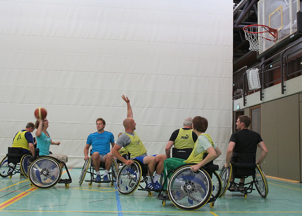 Foto (Universität Paderborn, Vanessa Dreibrodt): Im Workshop Rollstuhlbasketball probierten die Teilnehmer selbst das ungewohnte Gefährt aus und sammelten Erfahrungen für den integrativen Sportunterricht.