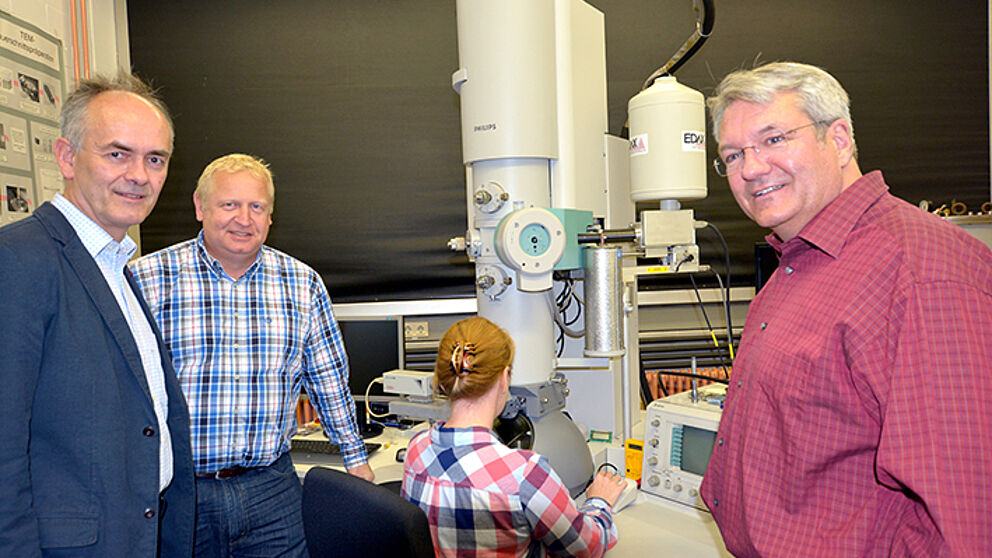 Foto (Universität Bielefeld): Sie haben erfolgreich neue High-Tech-Mikroskope beantragt (v. l.): Prof. Dr. Jörg Lindner, Prof. Dr. Thomas Hellweg und Prof. Dr. Andreas Hütten.