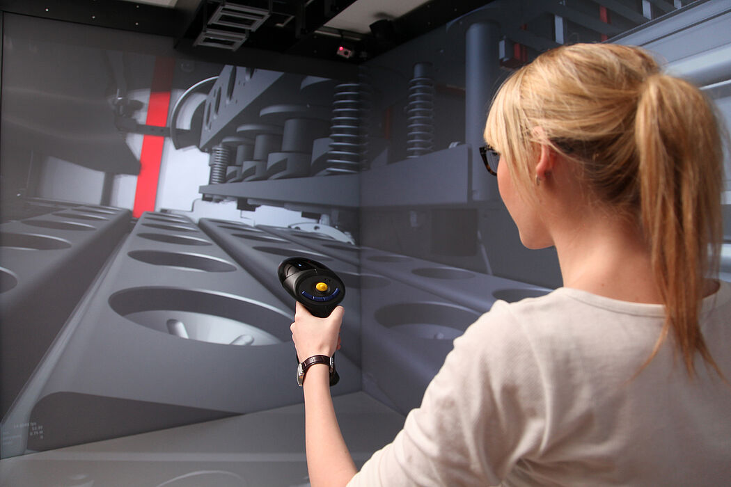 Foto (Universität Paderborn, HNI): Anwenderin navigiert durch den virtuellen Prototypen.