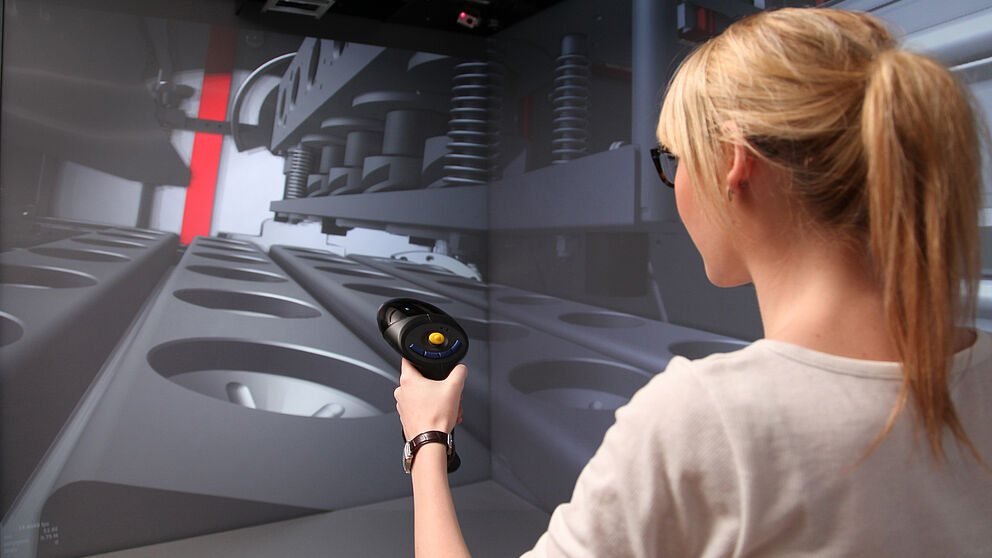 Foto (Universität Paderborn, HNI): Anwenderin navigiert durch den virtuellen Prototypen.