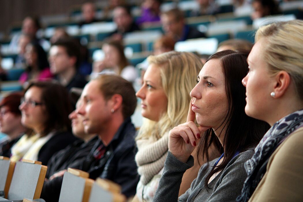 Foto (Universität Paderborn, Patrick Kleibold): Aufmerksame Zuhörer/innen im Auditorium maximum.