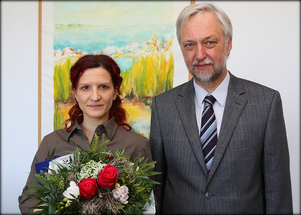 Foto (Universität Paderborn, Patrick Kleibold): Dr. Mirna Zeman und Naheema Daniela Blankenburg (nicht auf dem Bild) wurden von Vizepräsident Prof. Dr. Wilhelm Schäfer ausgezeichnet.