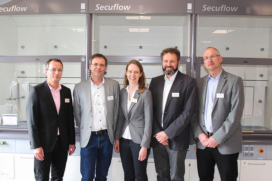 Foto (Universität Paderborn, Kamil Glabica): Freuen sich über das schulorientierte Chemielabor: (v. l.) Prof. Dr. Bardo Herzig, Prof. Dr. Torsten Meier, Prof. Dr. Sabine Fechner, Prof. Dr. Dirk Kuckling und Prof. Dr. Wolf Gero Schmidt.