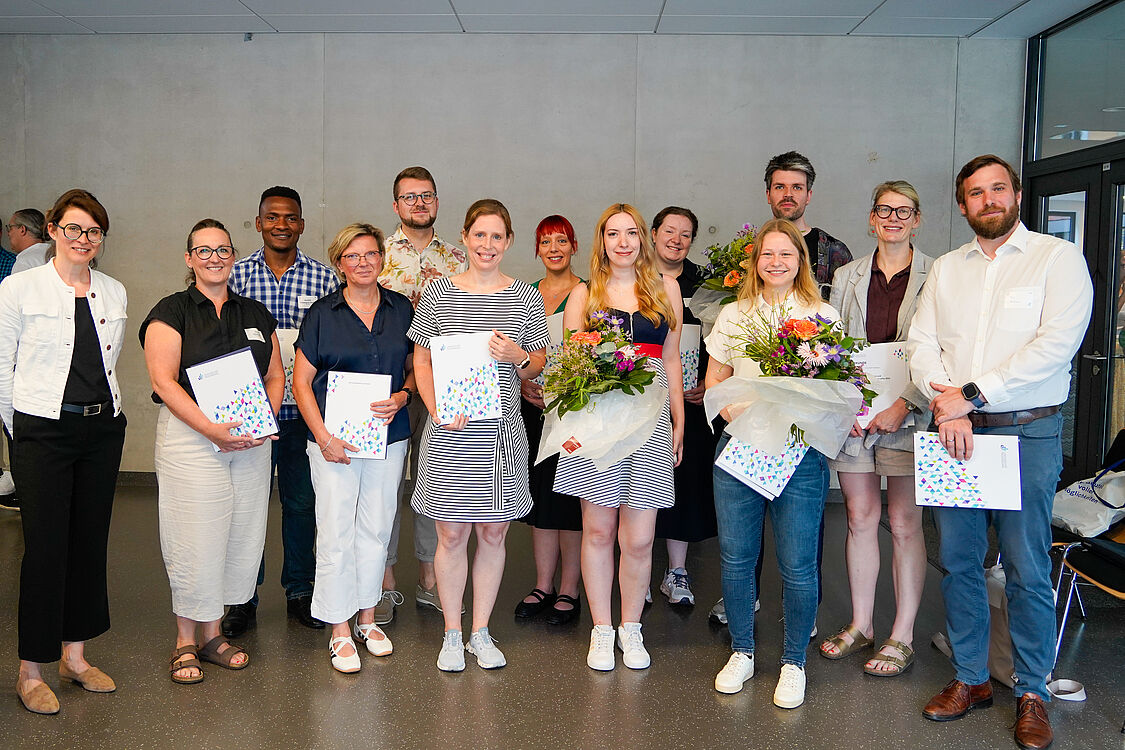 Foto (Universität Paderborn, Madita Schmalenstroer): Prof. Dr. Beate Flath (links) mit den Preisträger*innen des „Förderpreises für Innovation und Qualitätsverbesserung in der Lehre“ und des „Lehrpreises für den wissenschaftlichen Nachwuchs“ sowie den Absolvent*innen des Qualifizierungsprogramms „Professionelle Lehrkompetenz in der Hochschule“. 