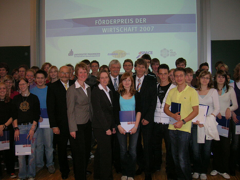 (Foto Julius Kolossa): Im Audimax der Universität Paderborn wurde der „Förderpreis der Wirtschaft“ verliehen.