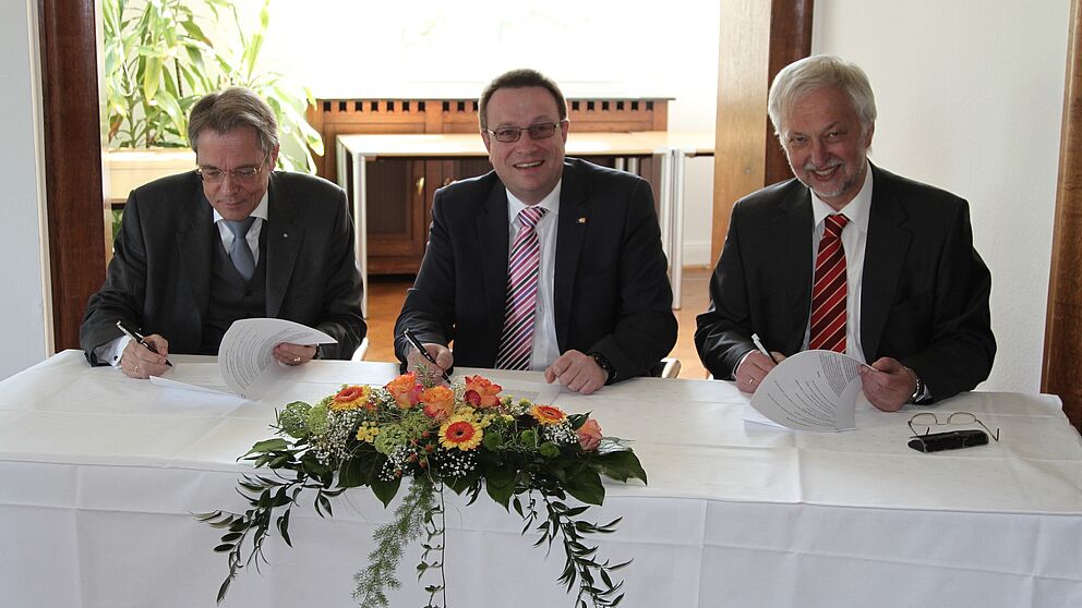 Foto (Kerstin Heinemann, HSHL): (v. l.) Dr. Jürgen Behrend, Prof. Dr. Klaus Zeppenfeld und Prof. Dr. Wilhelm Schäfer