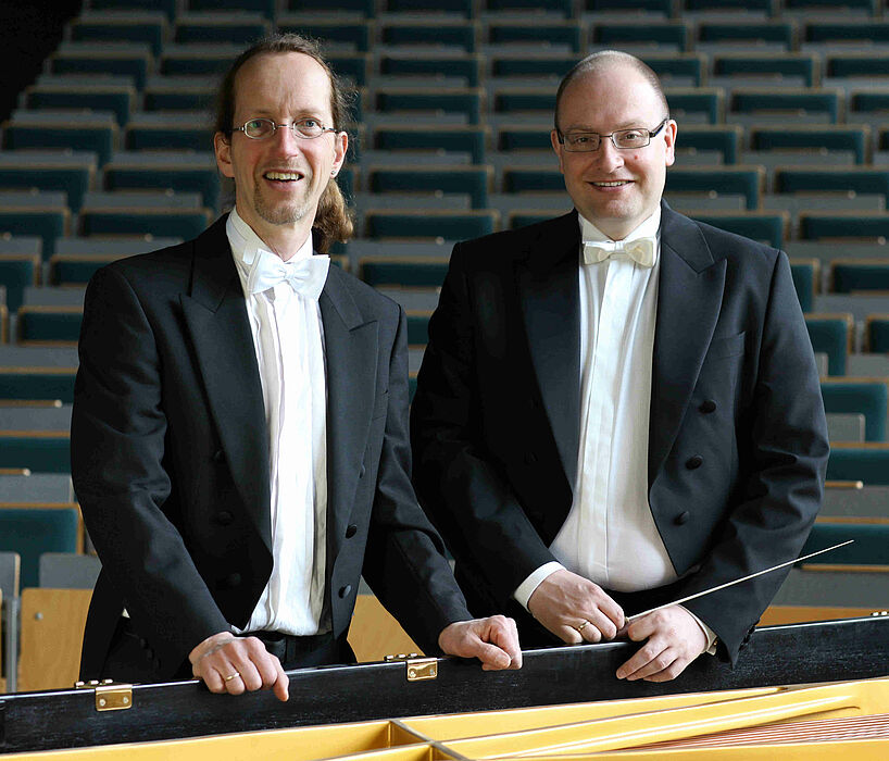 Foto (A. Rutenburges, Uni Paderborn): Pianist Eckhard Wiemann (li.) und Dirigent Steffen Schiel.