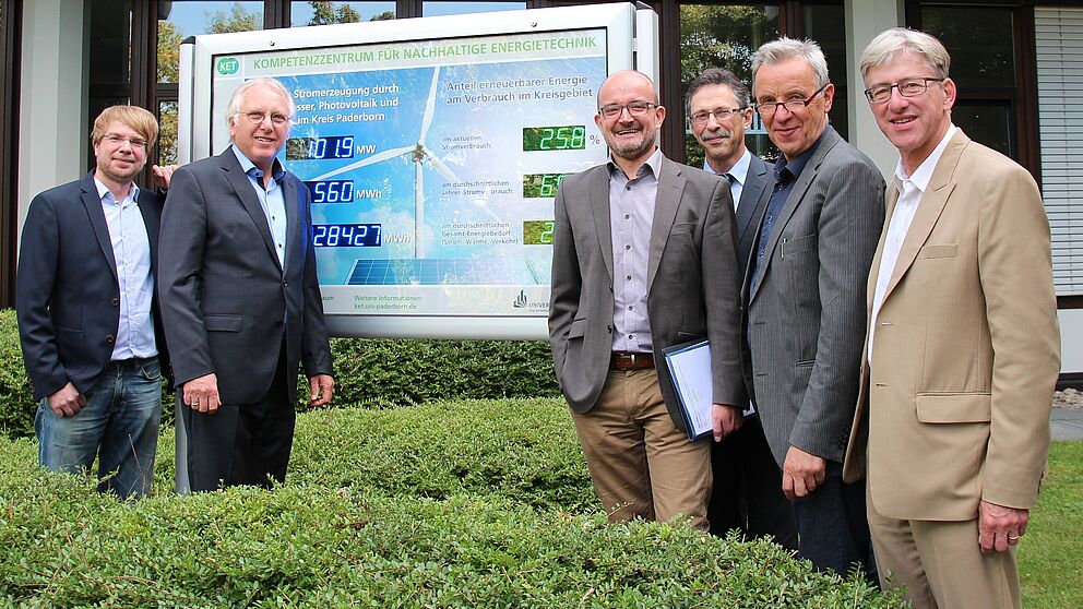 Foto (Universität Paderborn, Ricarda Michels): Die Projektbeteiligten präsentieren das neue Energiedisplay (v. l.): Gerrit Sonnenrein, Bernd Tiemann, Andreas Speith, Prof. Dr. Eugeny Kenig, Johannes Lackmann und Prof. Dr.-Ing. Joachim Böcker