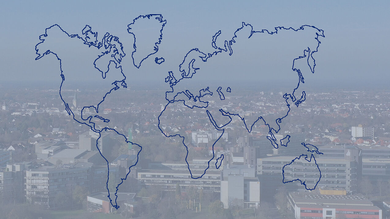 Luftaufnahme der Universität Paderborn mit einer Weltkarten-Grafik im Vordergrund.