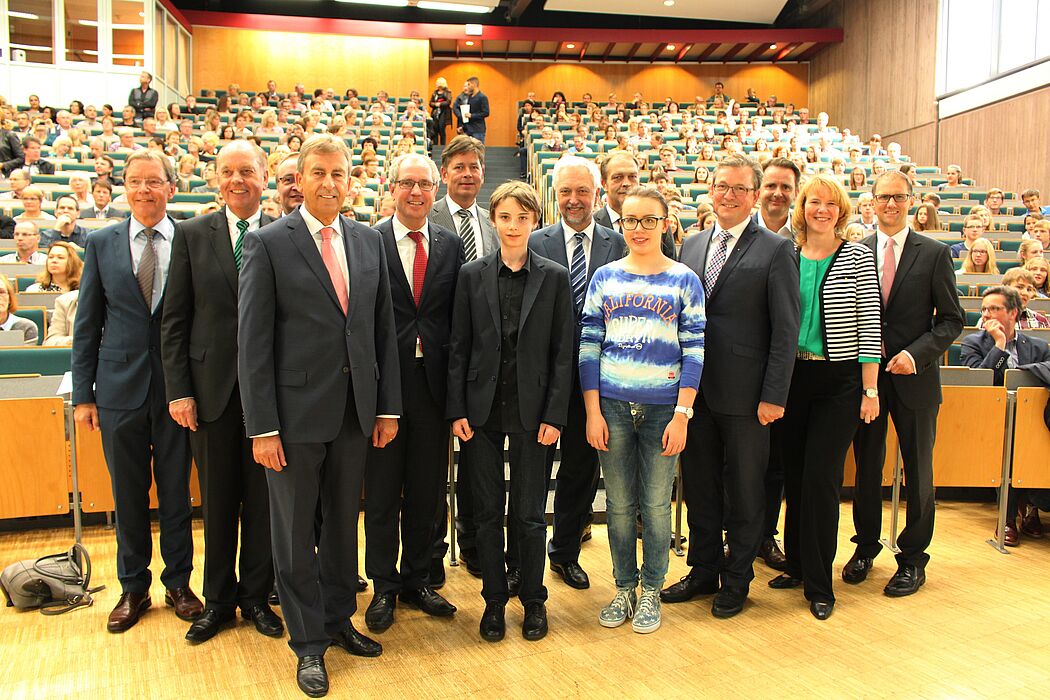Foto (Universität Paderborn, Frauke Döll): Sponsoren und Ehrengäste mit Schülern aus dem Kreis Höxter (v. l.): Christoph Schön (Stabsstelle Präsidium), Rudolf Jäger (Volksbank PHD), Friedrich Thielmann (Vauth Sagel GmbH), Friedhelm Spieker (Landra