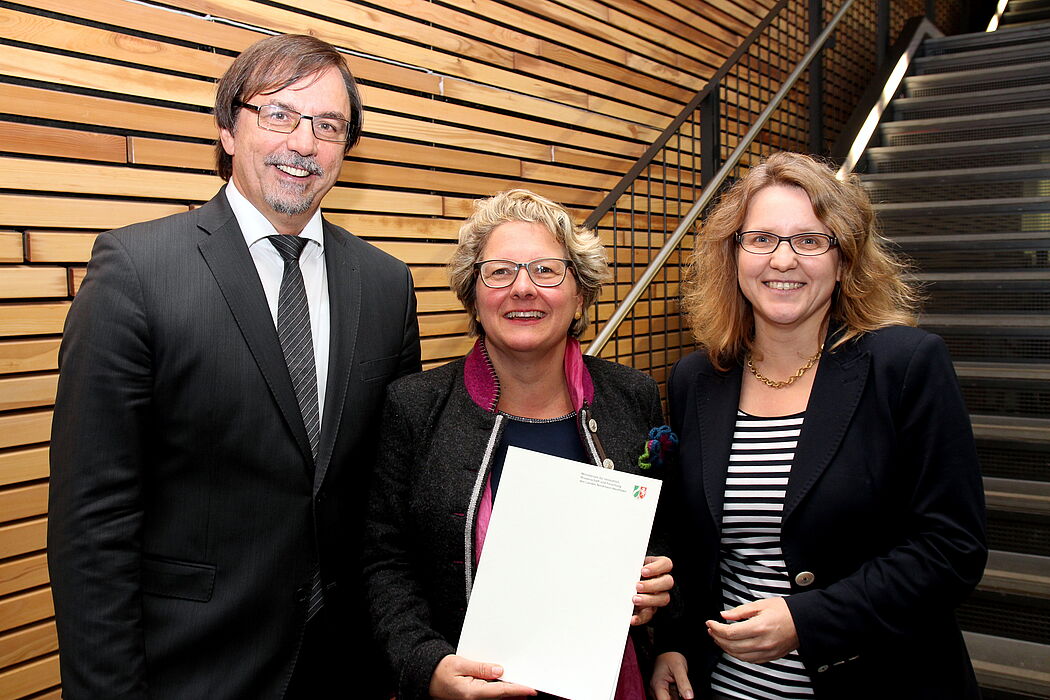 Foto (Universität Paderborn, Vanessa Dreibrodt): (v. l. n. r.) Freuen sich über den Start des Forschungsschwerpunktes „Digitale Zukunft“: Prof. Dr. Gregor Engels, Universität Paderborn, NRW-Wissenschaftsministerin Svenja Schulze und Prof. Dr. Chris