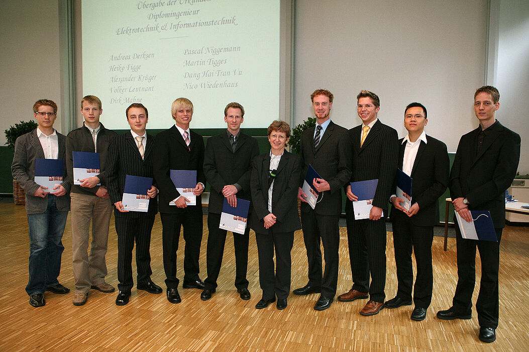 Foto: Prof. Dr. Sybille Hellebrand (Mitte), Leiterin des Instituts für Elektrotechnik und Informationstechnik, mit Absolventen.