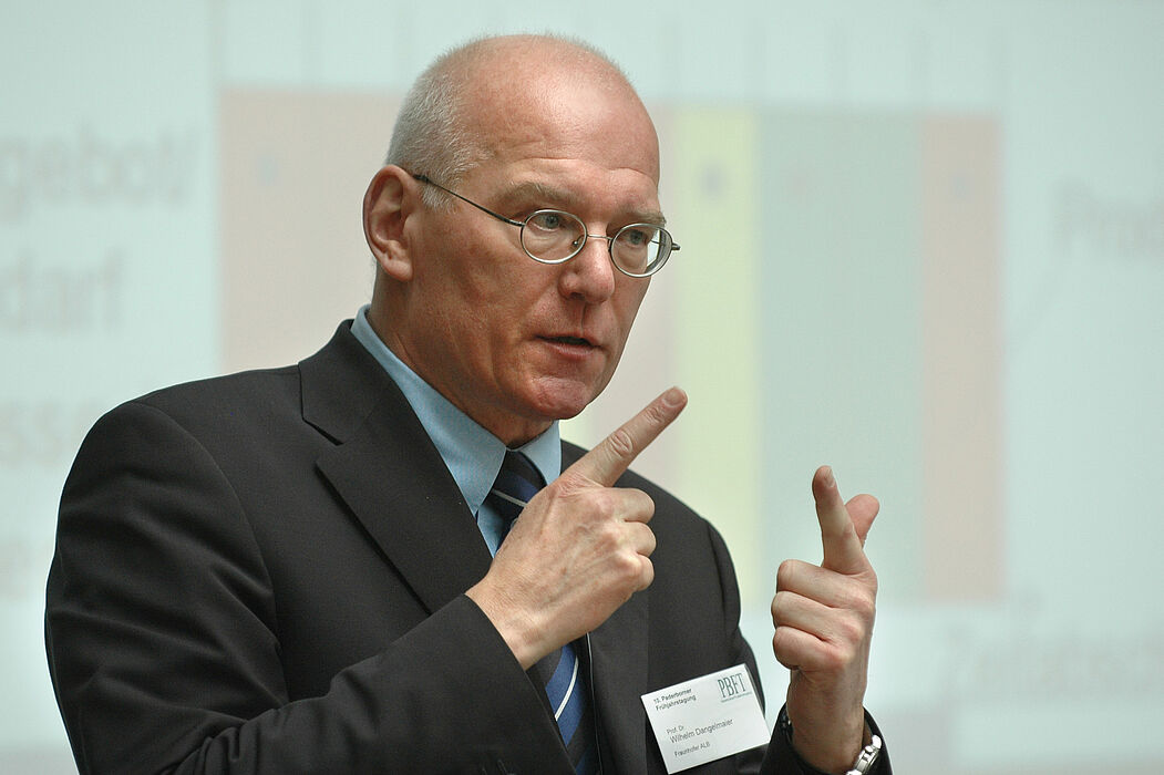 Foto (Universität Paderborn): Prof. Dr.-Ing. Wilhelm Dangelmaier bei der Eröffnung der 10. Paderborner Frühjahrstagung (PBFT) am 26. März 2008.