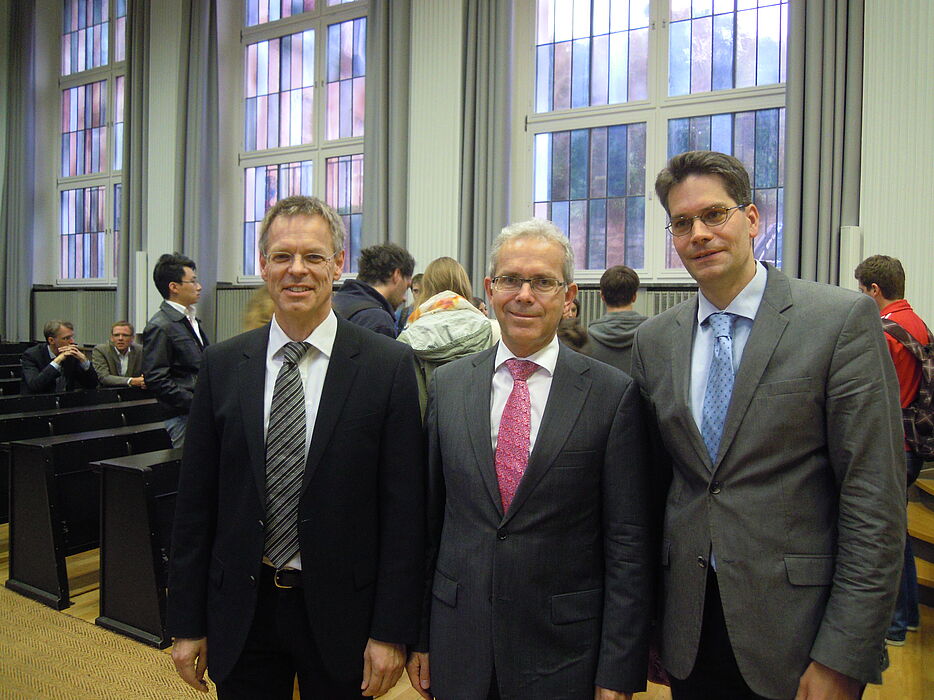 Foto (Benedikt Klaucke): Diesmal begrüßten Prof. Dr. Günter Wilhelms (li.) und Prof. Dr. René Fahr den Vorstandsvorsitzenden der Bank für Kirche und Caritas eG, Dr. Richard Böger, als Referenten in ihrer Mitte.