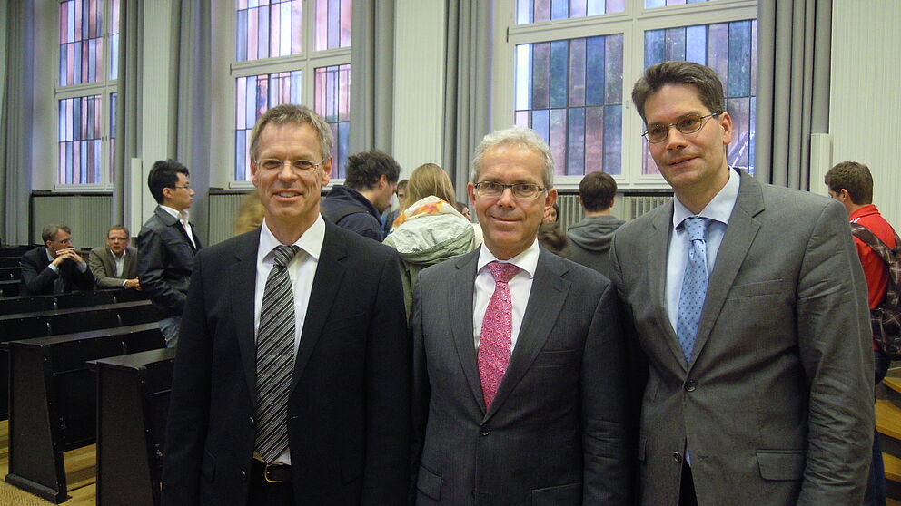 Foto (Benedikt Klaucke): Diesmal begrüßten Prof. Dr. Günter Wilhelms (li.) und Prof. Dr. René Fahr den Vorstandsvorsitzenden der Bank für Kirche und Caritas eG, Dr. Richard Böger, als Referenten in ihrer Mitte.