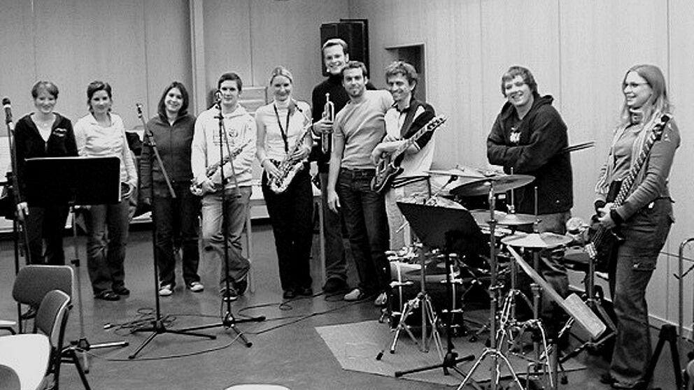 Foto: "Feedback", eine seit 2001 bestehende Band der Universität Paderborn, deren 16 Mitglieder allesamt Studentinnen und Studenten sind, legt besonderen Wert auf die stiltypische Interpretation der Stücke.