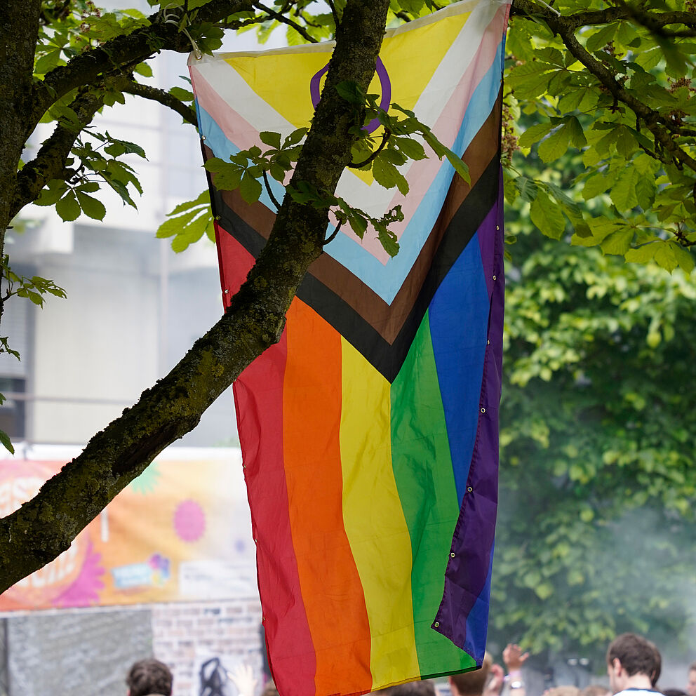 Die Inter* Inclusive Pride Flag schmückt beim AStA-Sommerfestival den Campus der Universität Paderborn.