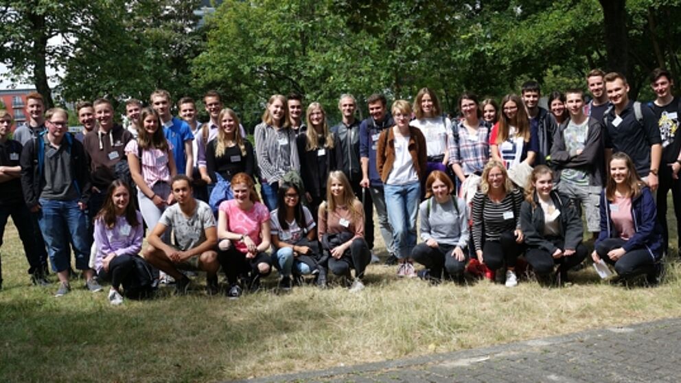 Foto (Universität Paderborn, Department Physik): Die Teilnehmenden des fünften SommerCamps Physik 2019 an der Uni Paderborn.