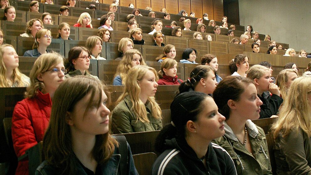 Foto (Universität Paderborn, Anja Demir): Technikinteressierte Schülerinnen bei einer Vorlesung an der Universität Paderborn.
