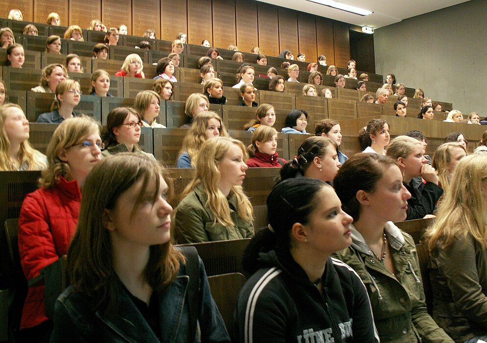 Foto (Universität Paderborn, Anja Demir): Technikinteressierte Schülerinnen bei einer Vorlesung an der Universität Paderborn.