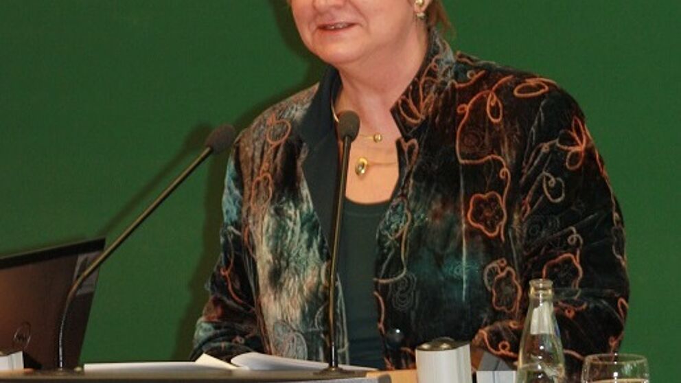 Foto (Maren Büttgen): Sylvia Löhrmann, Ministerin für Schule und Weiterbildung, spricht zur Einführungsveranstaltung der Expertentagung.