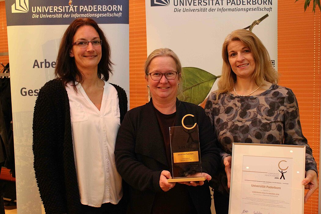 Foto  (Universität Paderborn, Heiko Appelbaum): (v. l. n. r.) Freuen sich über die Auszeichnung: Sandra Bischof, Gesunde Hochschule, Vizepräsidentin Simone Probst und Diana Riedel, Arbeits-, Gesundheits- und Umweltschutz der Universität Paderborn.