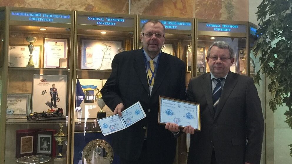 Foto (Klaus Rosenthal): Prof. Mykola Dmytrychenko (r.), Rektor der NTU Kiew, überreicht Prof. Klaus Rosenthal die Urkunde der Ehrendoktorwürde.