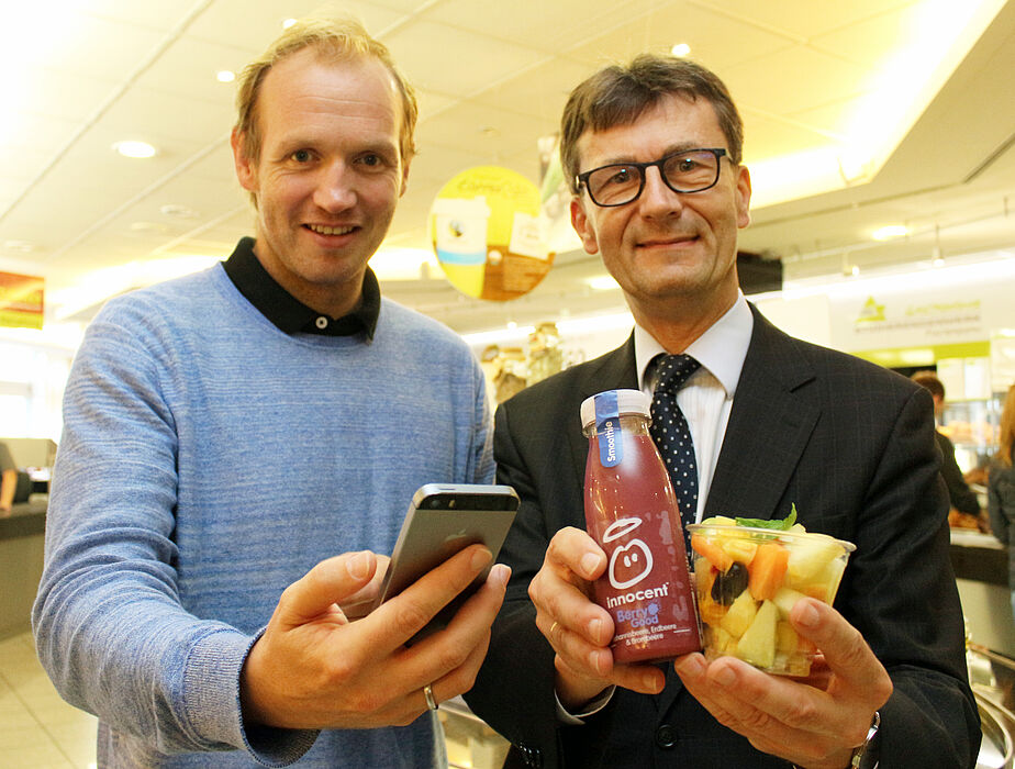 Bild (Heiko Appelbaum): Zeitgemäß: Carsten Walther (rechts), Geschäftsführer des Studierendenwerkes Paderborn, und Dennis Fergland, Koordinator des Projektes mein beneFIT@upb.de.