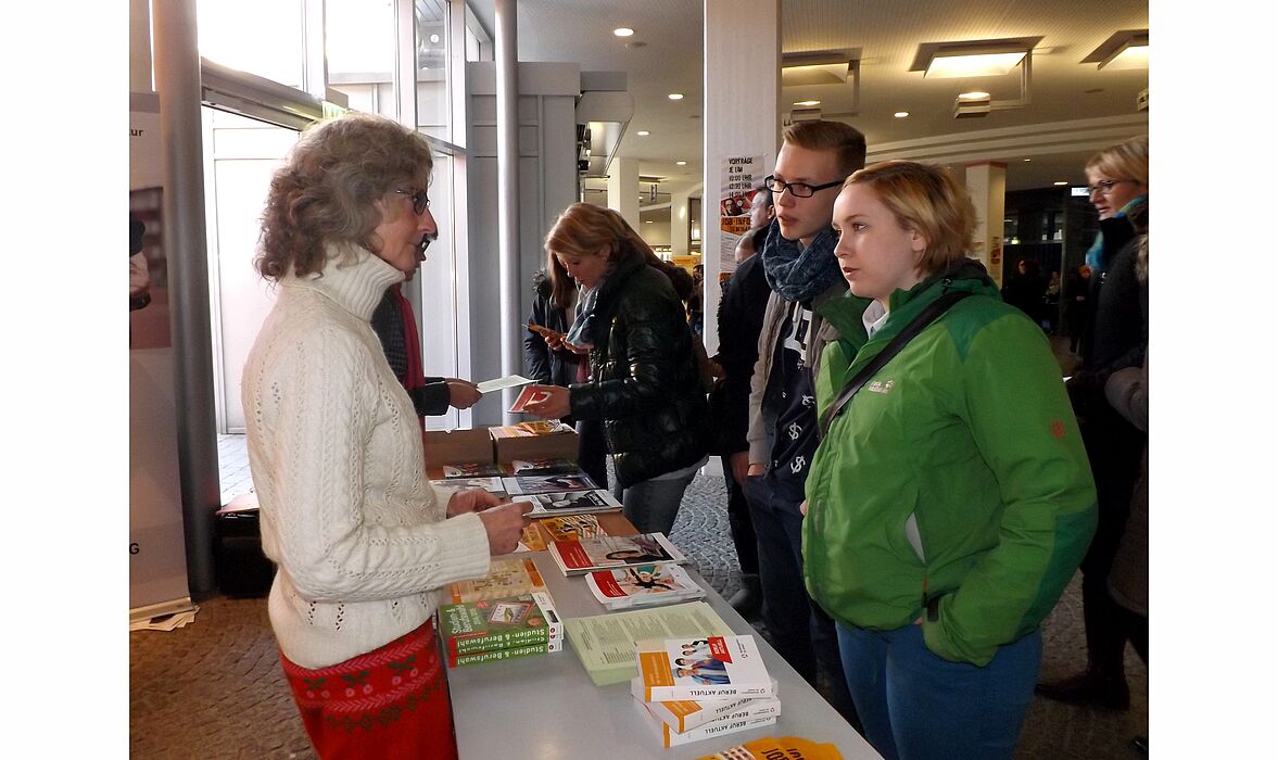 Foto (Universität Paderborn, Jasmin Rostam): Regine Supplié berät am Stand der Agentur für Arbeit über die Möglichkeiten bei der Berufswahl.