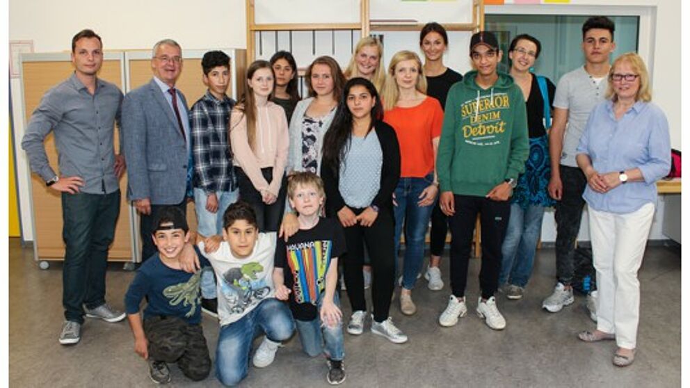 Foto (Universität Paderborn, Johannes Pauly): Die Schülerinnen und Schüler der IGEL-AG kommen aus unterschiedlichen Ländern und lernen gemeinsam spielerisch die deutsche Sprache.