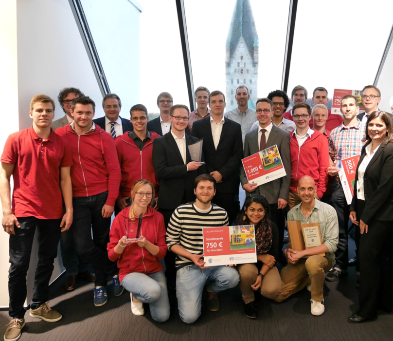 Foto (Universität Paderborn, TecUP): Die Juroren und die vier Gewinnerteams freuen sich über die gelungene Veranstaltung.