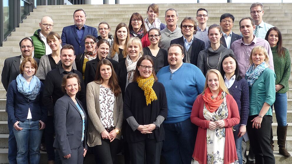 Foto (Susanne Nowitzki): Unter Supervision von Prof. Dr. Peter F.E. Sloane (Reihe 4, 2. v. links) und Prof. Dr. Karl Wilbers (Reihe 4, rechts) sowie Prof. Dr. H.-Hugo Kremer (Reihe 3, links) und Prof. Dr.  Nicole Kimmelmann (Reihe 1, links) stellten 20 Na