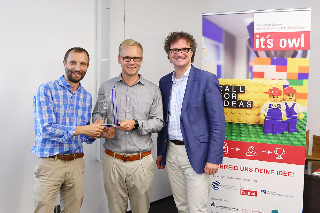 Foto (Universität Paderborn, TecUP), von rechts: Prof. Dr. Rüdiger Kabst zeichnet Ulrich Gerkmann-Bartels und Andreas Koop aus.