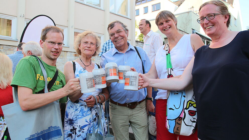 Foto (Universität Paderborn, Vanessa Dreibrodt): Beim Libori-Treffen 2013 trafen sich ehemalige Studierende und Lehrende, um gemeinsam auf vergangene Uni-Zeiten anzustoßen.