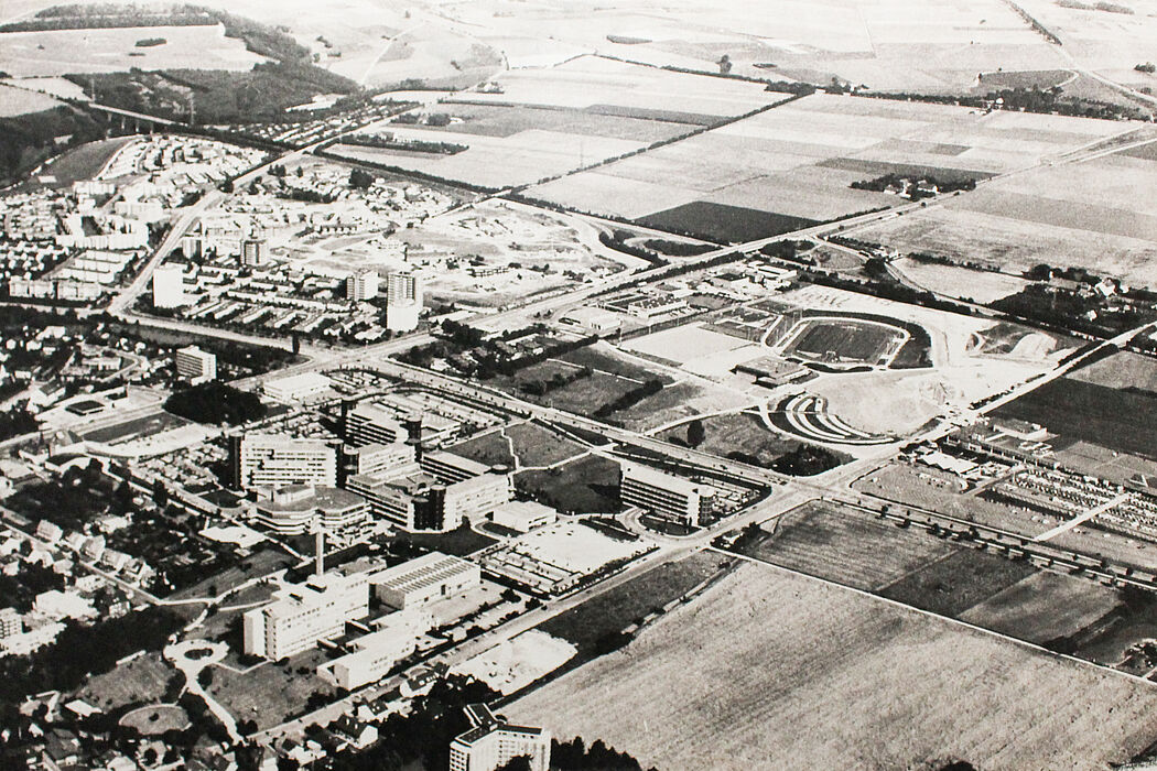 Foto (Universität Paderborn): Luftaufnahme des Campus aus den frühen 1980er Jahren.