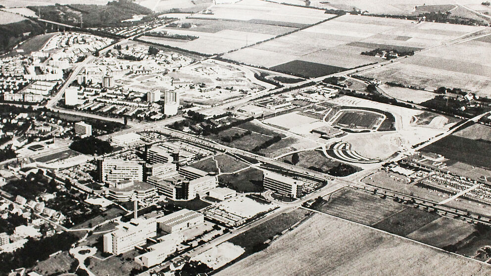 Foto (Universität Paderborn): Luftaufnahme des Campus aus den frühen 1980er Jahren.