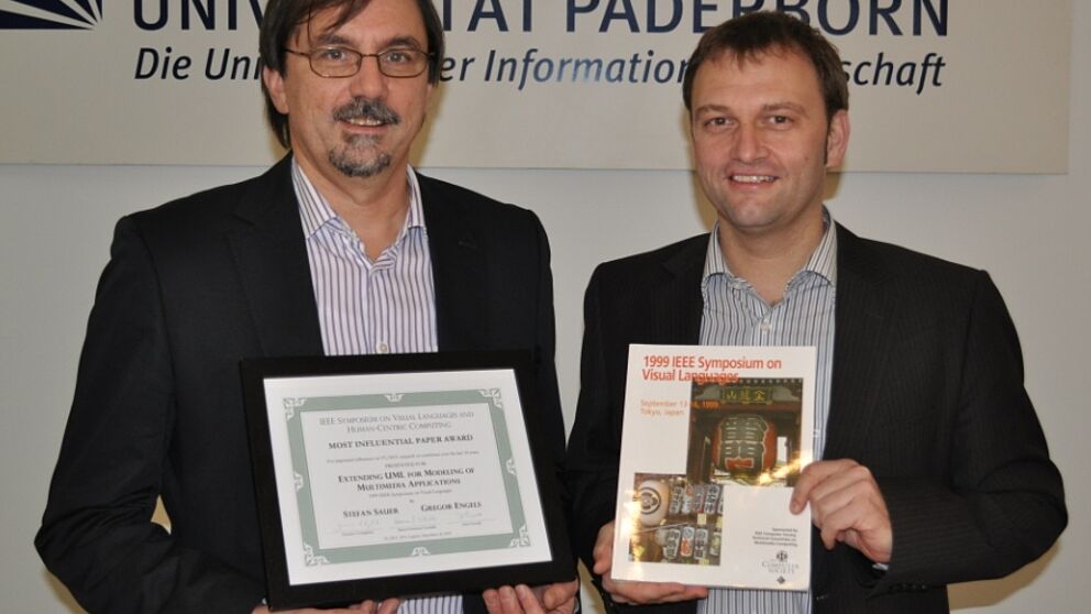 Foto (Universität Paderborn, Mark Heinemann): Prof. Dr. Gregor Engels (li.) und Stefan Sauer erhielten den „Most Influential Paper Award". Die Auszeichnung wird für Beiträge vergeben, die einen langfristigen Einfluss auf Forschung, Wissenschaft und P