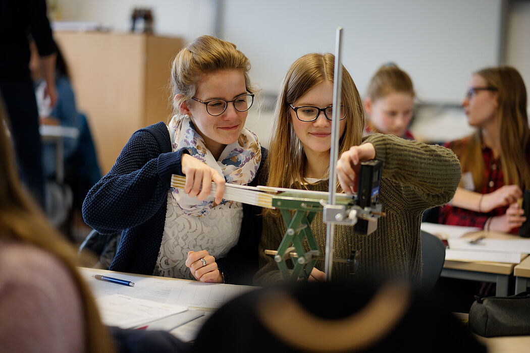 Foto (Universität Paderborn): Messungen während des Physik-Workshops.