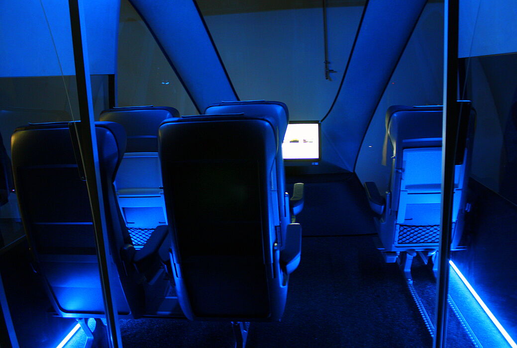 Foto (Universität Paderborn, Patrick Kleibold): Den etwa 50 Besuchern aus Paderborn und Ostwestfalen-Lippe wurde erstmals das neue RailCab-Modell im Maßstab 1:1 vorgestellt.