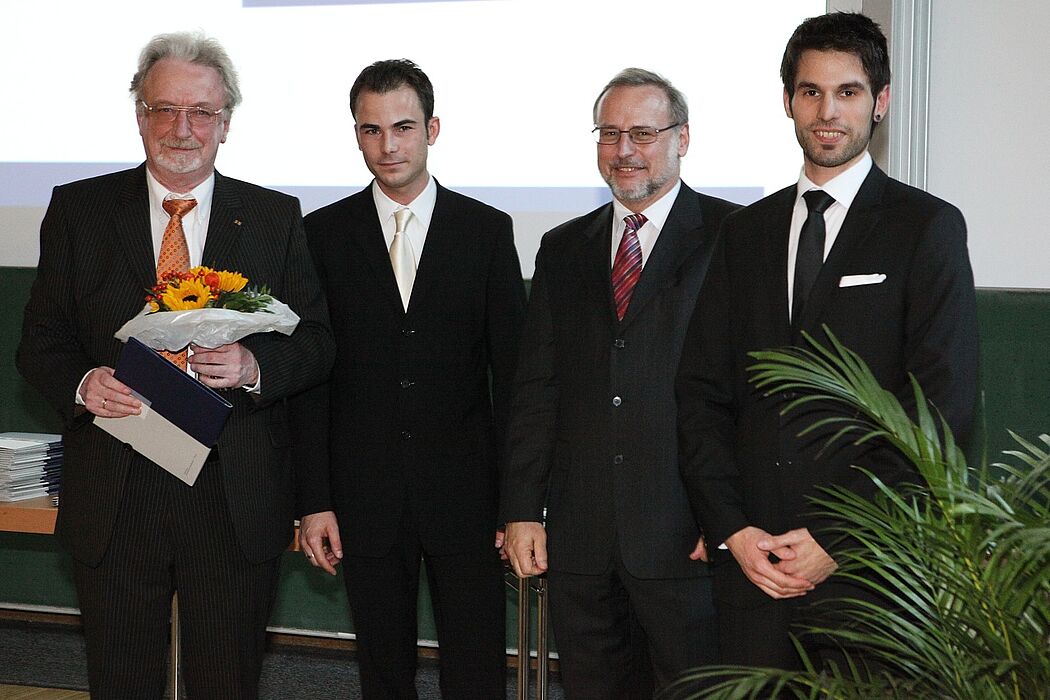 Foto (Universität Paderborn, Adelheid Rutenburges): Geehrt: Prof. em. Dr. Dr. h. c. mult. Peter Freese (li.) erhielt für sein Lebenswerk den Preis der Fachschaften der Universität Paderborn. Mit ihm freuen sich Thomas Köster, Prof. Dr. Volker Peckhaus