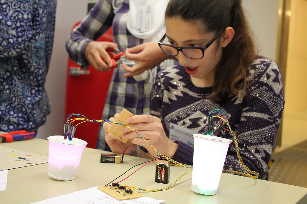 Foto (Universität Paderborn): Schülerinnen experimentieren während der Frühlings-Uni.