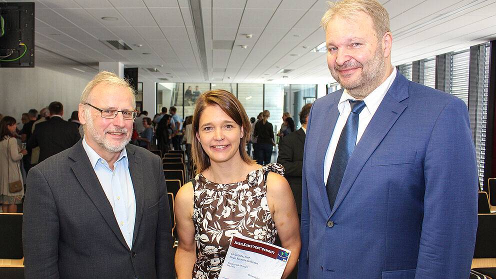 Foto (Universität Paderborn, Johannes Pauly): (v. l.) Prof. Dr. Volker Peckhaus, Dekan der Fakultät für Kulturwissenschaften, Dr. Sigrid Behrent und Dr. Gunter Lorenz, Geschäftsführer des Sprachenzentrums der FAU Erlangen-Nürnberg.