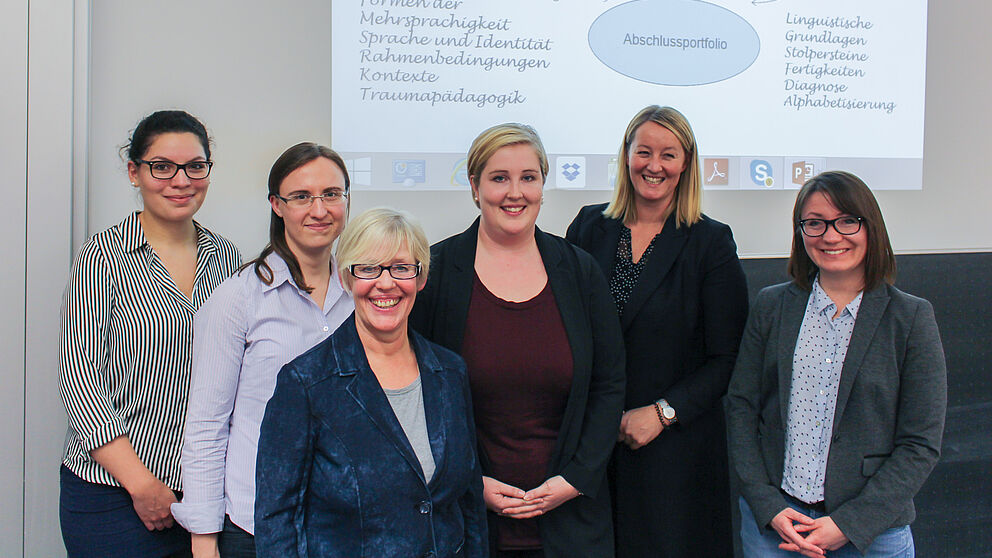 Foto (Universität Paderborn, Johannes Pauly): Das Team des neuen Studiums (v. l.): Mahin Yahouzade und Irene Warkentin, beide studentische Hilfskräfte, sowie das Dozentinnenteam Ulla Jung, Lisa Otto, Prof. Dr. Constanze Niederhaus, Tetyana Vasylyeva und