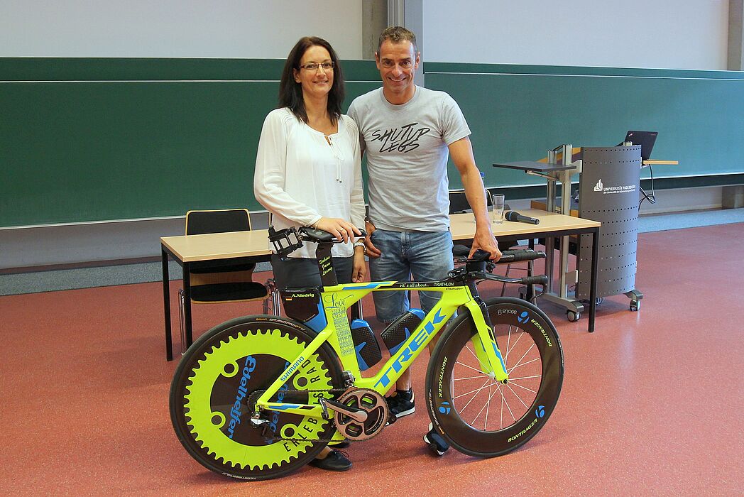 Foto (Universität Paderborn, Ricarda Michels): v.l. Sandra Bischof, Universität Paderborn; Andreas Niedrig, Hochleistungssportler und Motivator