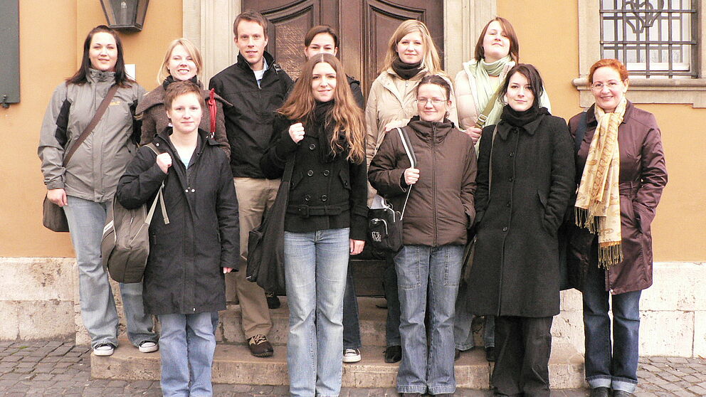 Foto: Kunst-Studierende der Projektgruppe eLearning und Prof. Dr. Jutta Ströter-Bender (re.) von der Uni Paderborn überreichten in Weimar ein umfangreiches Konzept für die Gestaltung des Internetauftrittes eines zukünftigen Bildungsportals der Klassik