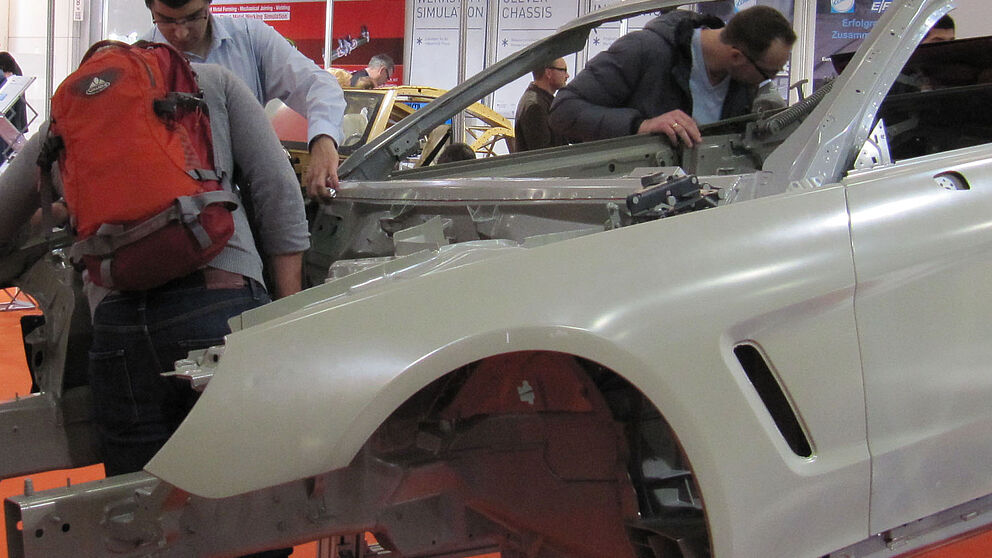 (Foto: Jana Neuhaus) Fügetechniken am echten Objekt – die Fahrzeugkarosserie  des Mercedes-Benz SL Cabrio