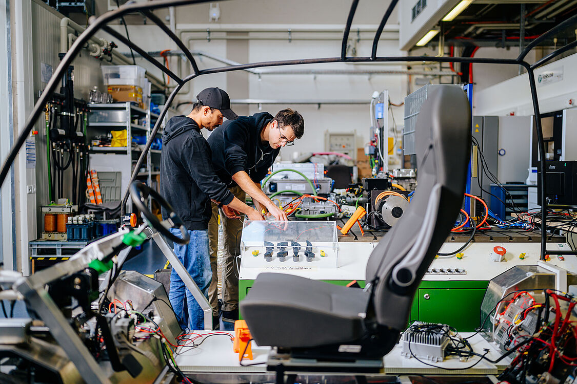 Studierende arbeiten an einem autonomen Fahrzeug